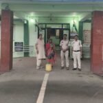ऑपरेशन आघात: पूंजीपथरा में 15 लीटर महुआ शराब के साथ महिला गिरफ्तार, सार्वजनिक स्थान पर पी रहे 6 पर कार्रवाई
